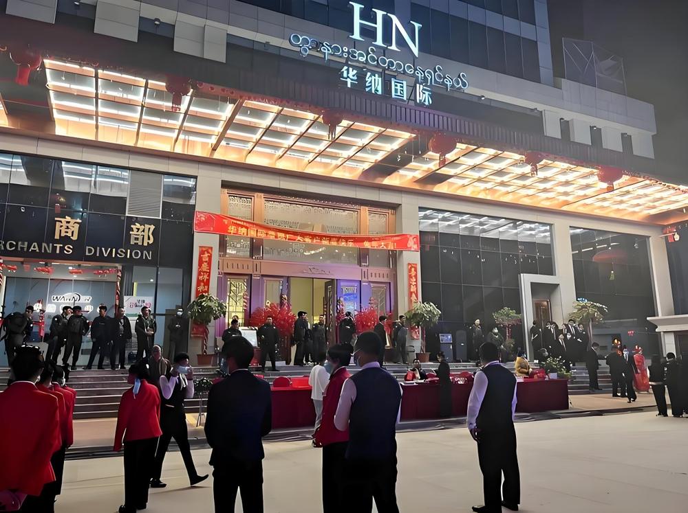 华纳国际商业项目大楼外景，夜间亮灯的招商大厅入口