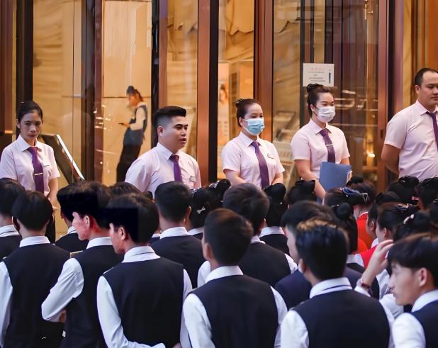 华纳万宝路业务培训现场，员工统一着装在会议室听讲
