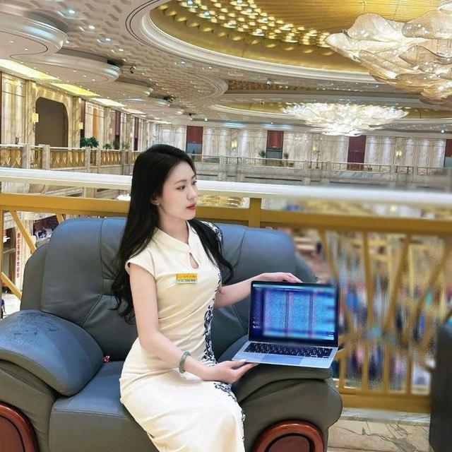 华纳万宝路客服人员在接待大厅用电脑处理客户资料