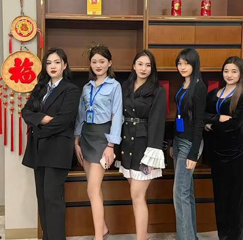 华纳万宝路招商服务团队合影，五位同事在前台合影